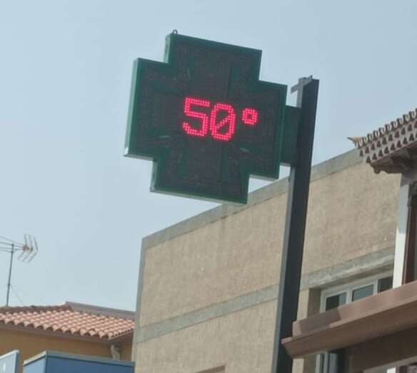Termómetro de calle de la Farmacia La Barrera, en una foto de este lunes cedida por Domingo Marrero y Luci.